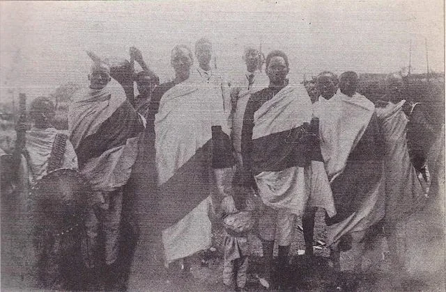 Däǧǧazmač Bahta Ḥagos & Däǧǧazmač Sängäl to his right. Source