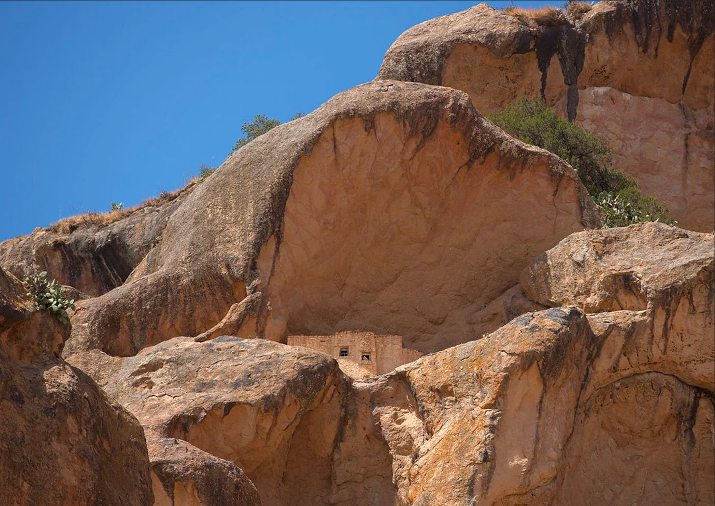 Ancient Monastery Near Matara, Eritrea. It’s said some of the Sadaqan hid here. Source: https://www.flickr.com/photos/mytripsmypics/9209165434/in/photostream/