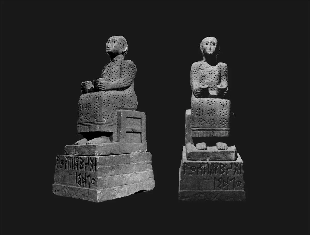 Statuette of a seated person found at the modern site of Addi Gelemo in Ethiopia. The dress is decorated with dotted circular points which appear to form rosettes. On the base there Statuette of a seated person found at the modern site of Addi Gelemo in Ethiopia. The dress is decorated with dotted circular points which appear to form rosettes. On the base there