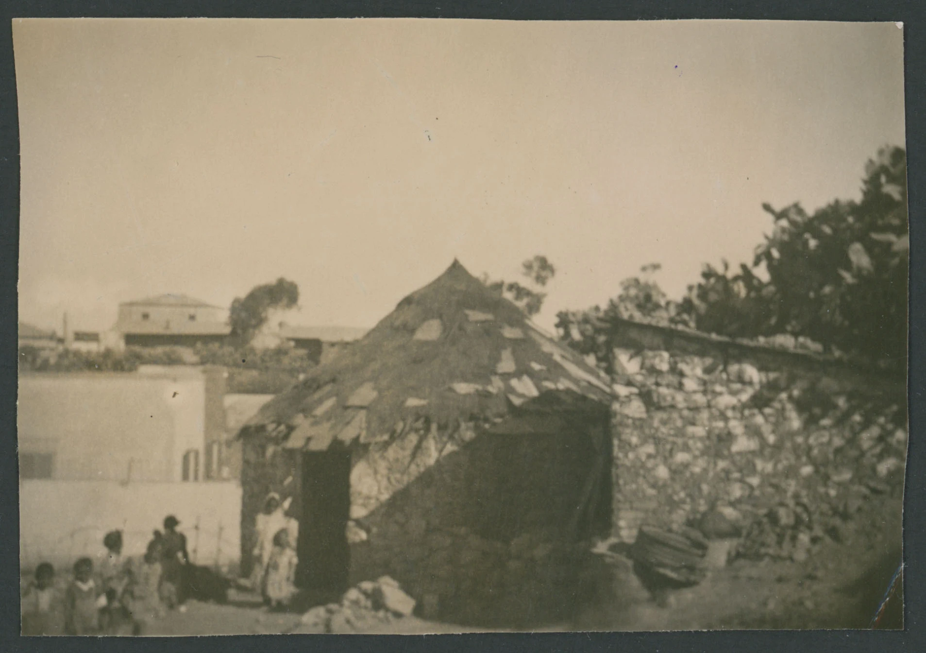 Veduta del quartiere abissino ad Asmara in Eritrea
1 provino fotografico : gelatina a sviluppo
Titolo manoscritto sul verso
Nota manoscritta sul verso: Asmara Quartiere Abissino