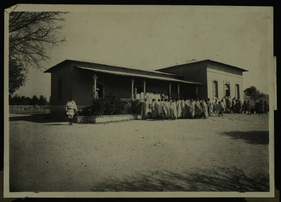 Adi Caieh. Commissariato e garage