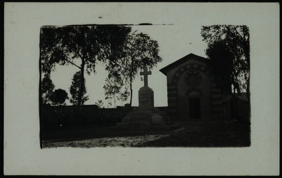 Adi Caieh. Monumento ai caduti, opera dell'infaticabile Padre Modesto di Valgrana dei Cappuccini. Maggio 1936
