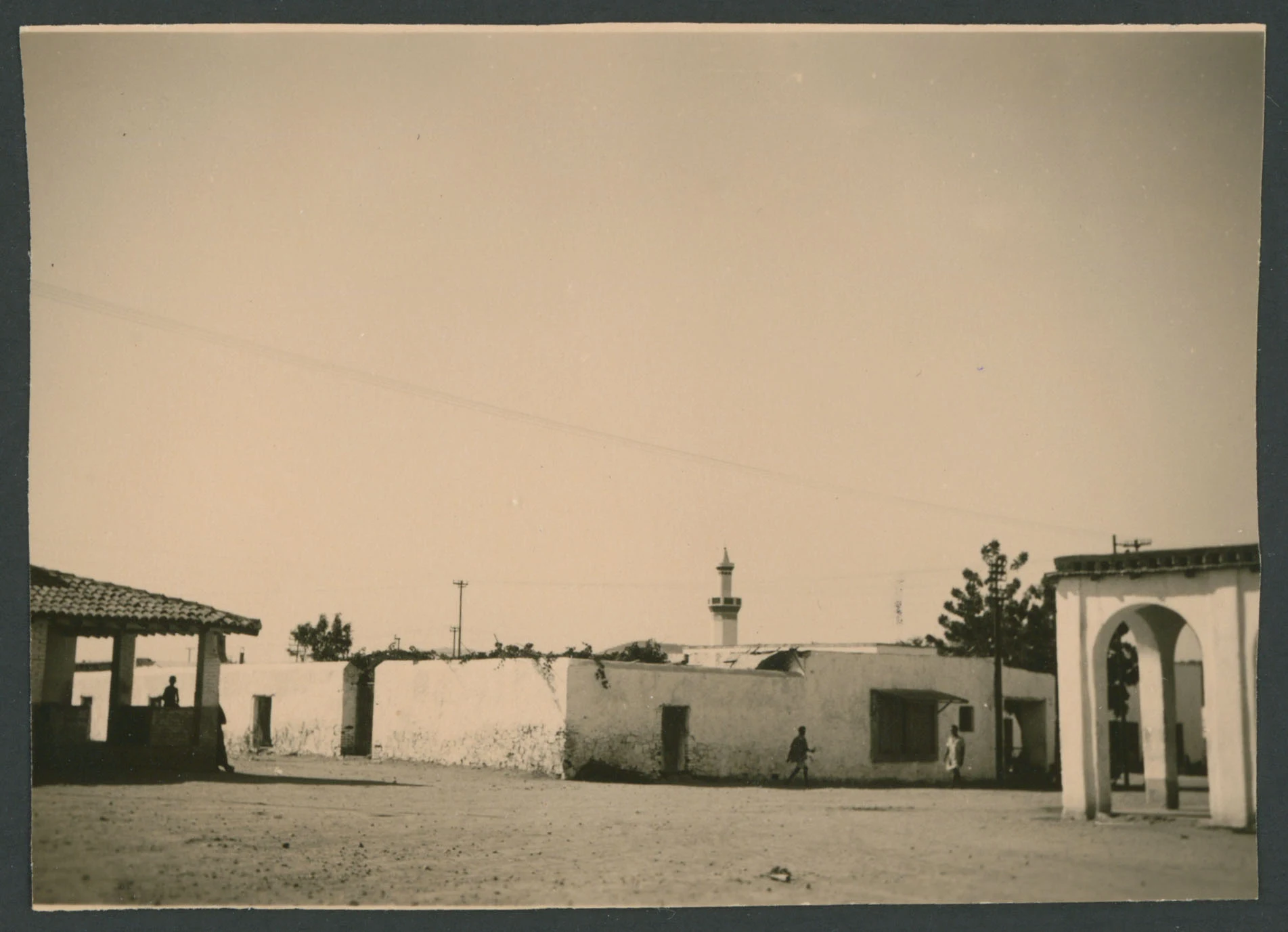 Strada di Barentù in Eritrea con un minareto sullo sfondo
1 provino fotografico : gelatina a sviluppo
Titolo ricavato da nota manoscritta sul verso
Nota manoscritta sul verso: Barentù