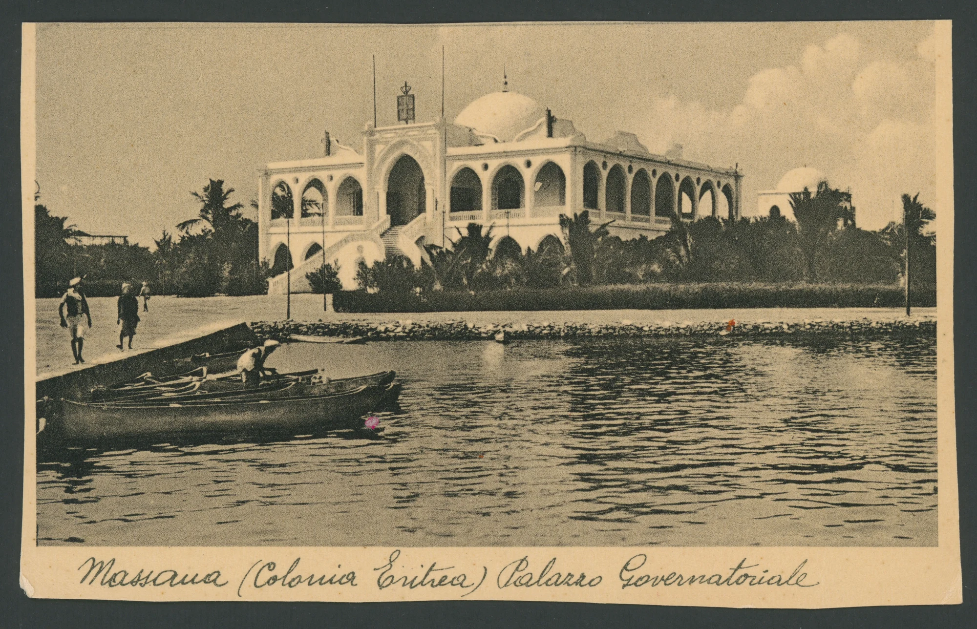 Palazzo governatoriale di Massaua in Eritrea
1 cartolina fotografica : gelatina a sviluppo
Titolo sul recto: Massaua (Colonia Eritrea) Palazzo Governatoriale
Scritte stampate sul verso: Ediz. A. A. e F. Cicero - Asmara Massaua; RIPR. VIET. - R.D.L. 7-X-19?5 - N.1950; Fotoseta