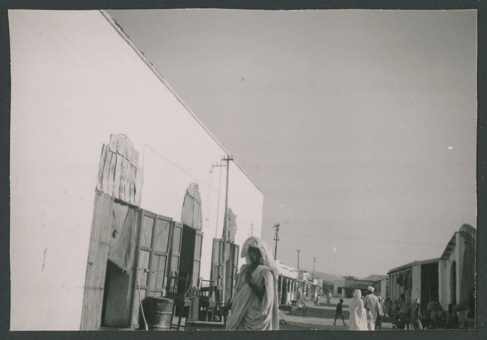 Via cittadina con dei passanti a Tessenei in Eritrea
1 provino fotografico : gelatina a sviluppo
Titolo ricavato da nota manoscritta sul verso
Nota manoscritta sul verso: Tessenei; 22
Scritta su carta fotografica sul verso: Velox