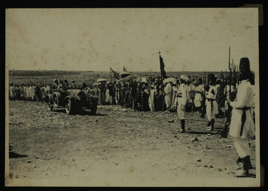 Adi Qualà. Commemorazione dei caduti di Adua. (Le salme varcano i confini della colonia; l'arrivo del comandante delle truppe; lo sfilamento delle salme; lo scarico delle salme; la funzione religiosa di benedizione; Sua Maestà il governatore con il seguito e la scorta d'onore). 1928