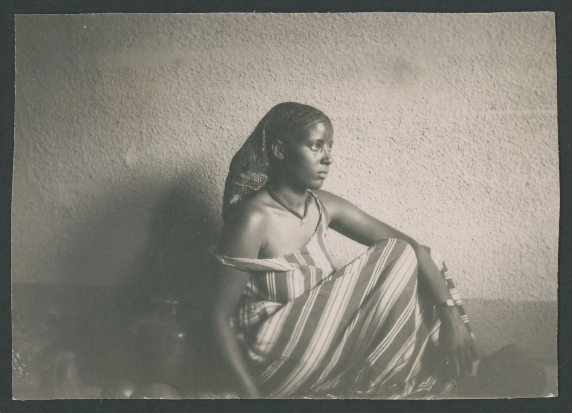 Ritratto di giovane donna - Eritrea
1 provino fotografico : gelatina a sviluppo
Titolo manoscritto sul verso
Nota manoscritta sul verso: Ghesair; Asmara 1952