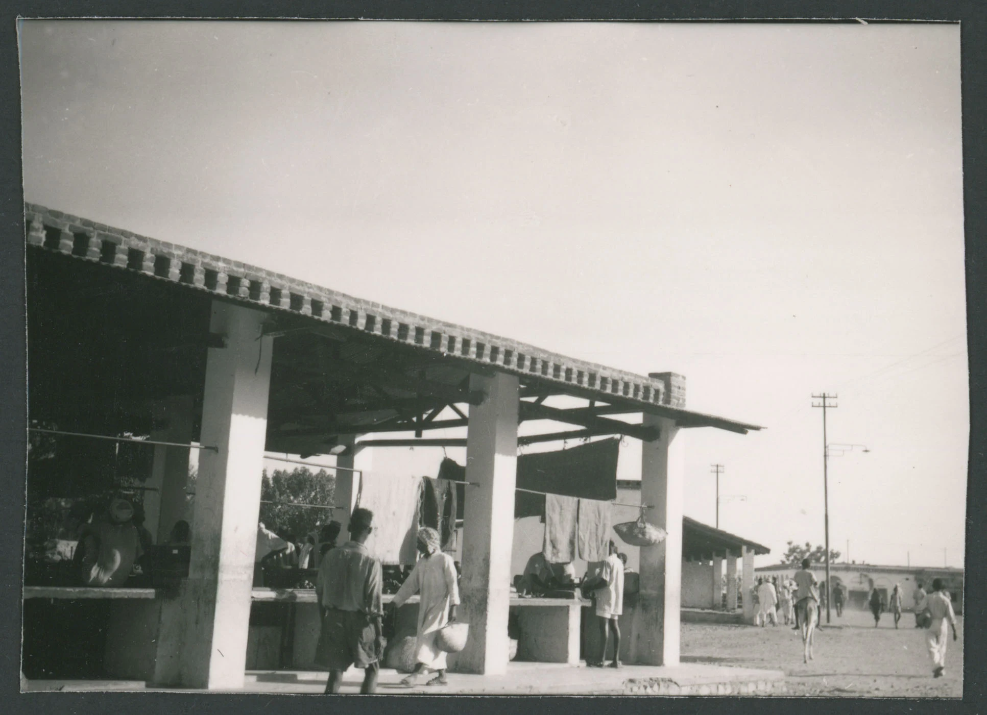 Portici con mercato ad Agordat in Eritrea
1 provino fotografico : gelatina a sviluppo
Titolo attribuito dal catalogatore, desunto da foto 288