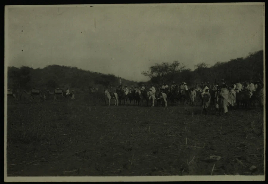 Adi Qualà. Commemorazione dei caduti di Adua. (Le salme varcano i confini della colonia; l'arrivo del comandante delle truppe; lo sfilamento delle salme; lo scarico delle salme; la funzione religiosa di benedizione; Sua Maestà il governatore con il seguito e la scorta d'onore). 1928