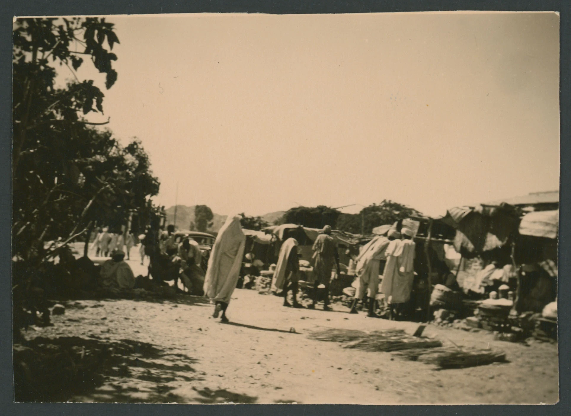 Mercato su una strada sterrata a Cheren in Eritrea
1 provino fotografico : gelatina a sviluppo
Titolo manoscritto sul verso
Nota manoscritta sul verso: Cheren (Eritrea); 23-11-1952