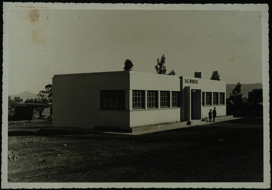 Laboratorio Fotografico Governatoriale dell'Eritrea.Macallè. Il nuovo edificio scolastico. 3 aprile 1940