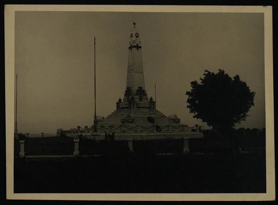 Pressi di Adì Qualà (Dahrò Conaad. Monumenlo-Ossario ai caduti di Adua 1896 e gruppo di decorati al valore)