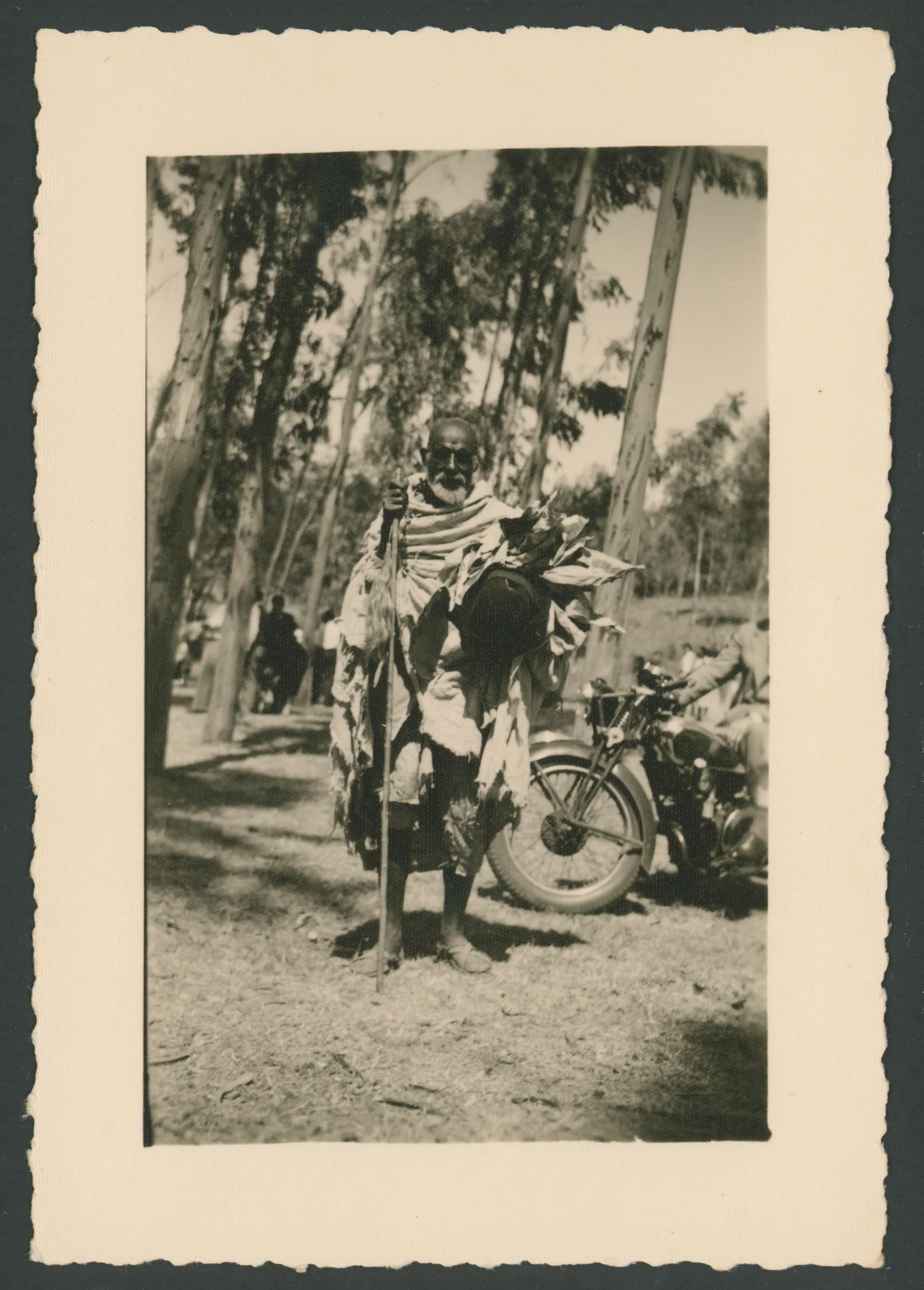 Uomo anziano accanto a una motocicletta in Eritrea
1 fotografia : gelatina a sviluppo
Titolo attribuito dal catalogatore