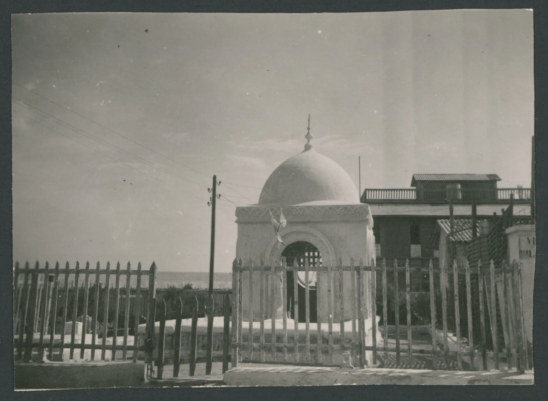 Piccolo tempio recintato a Massaua in Eritrea
1 provino fotografico : gelatina a sviluppo
Titolo ricavato da nota manoscritta sul verso
Nota manoscritta sul verso: Massaua