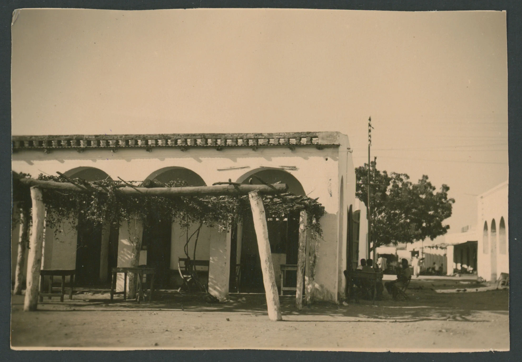 Tecceria (sorta di osteria) ad Agordat in Eritrea
1 provino fotografico : gelatina a sviluppo
Titolo manoscritto sul verso
Nota manoscritta sul verso: Agordat; (Tecceria) (Eritrea); Tecceria; 22-11-1952