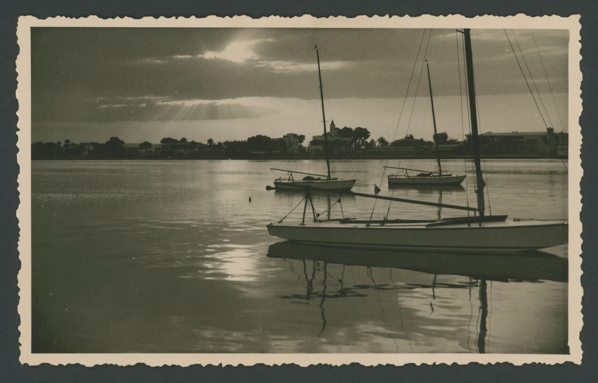 Un bacino d'acqua in Eritrea
1 fotografia : gelatina a sviluppo
Titolo attribuito dal catalogatore
Timbro sul verso: Foto-Fiorentini-Massaua