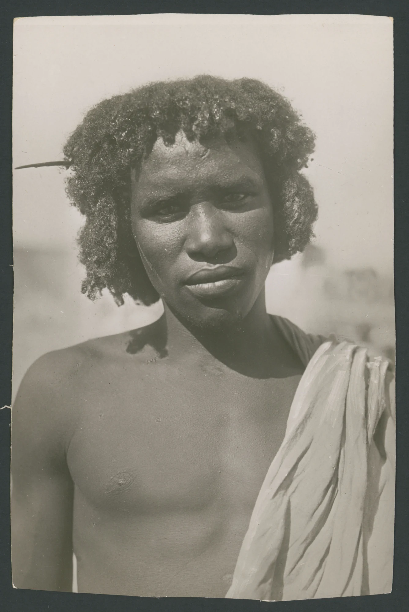 Primo piano di uomo eritreo
1 cartolina fotografica : gelatina a sviluppo
Titolo attribuito dal catalogatore
Testo stampato sul verso: 38; 1935 - Stab. Fot S. A. Crimella - Milano (VI-5)