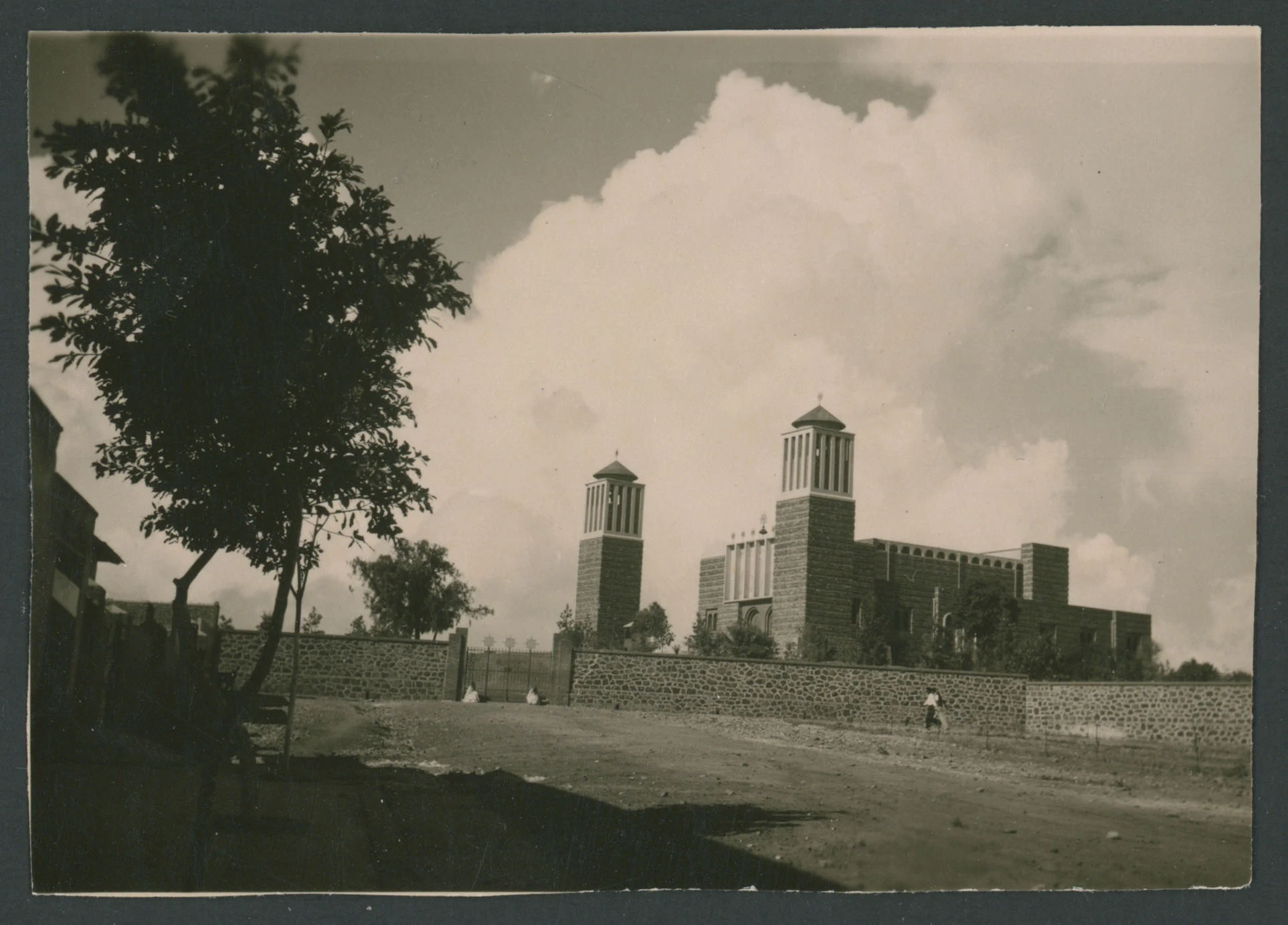 Chiesa copta di Asmara in Eritrea
1 provino fotografico : gelatina a sviluppo
Titolo ricavato da nota manoscritta sul verso
Nota manoscritta sul verso: Asmara (Chiesa Copta)