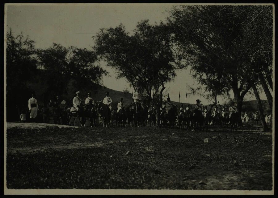 Adi Qualà. Commemorazione dei caduti di Adua. (Le salme varcano i confini della colonia; l'arrivo del comandante delle truppe; lo sfilamento delle salme; lo scarico delle salme; la funzione religiosa di benedizione; Sua Maestà il governatore con il seguito e la scorta d'onore). 1928