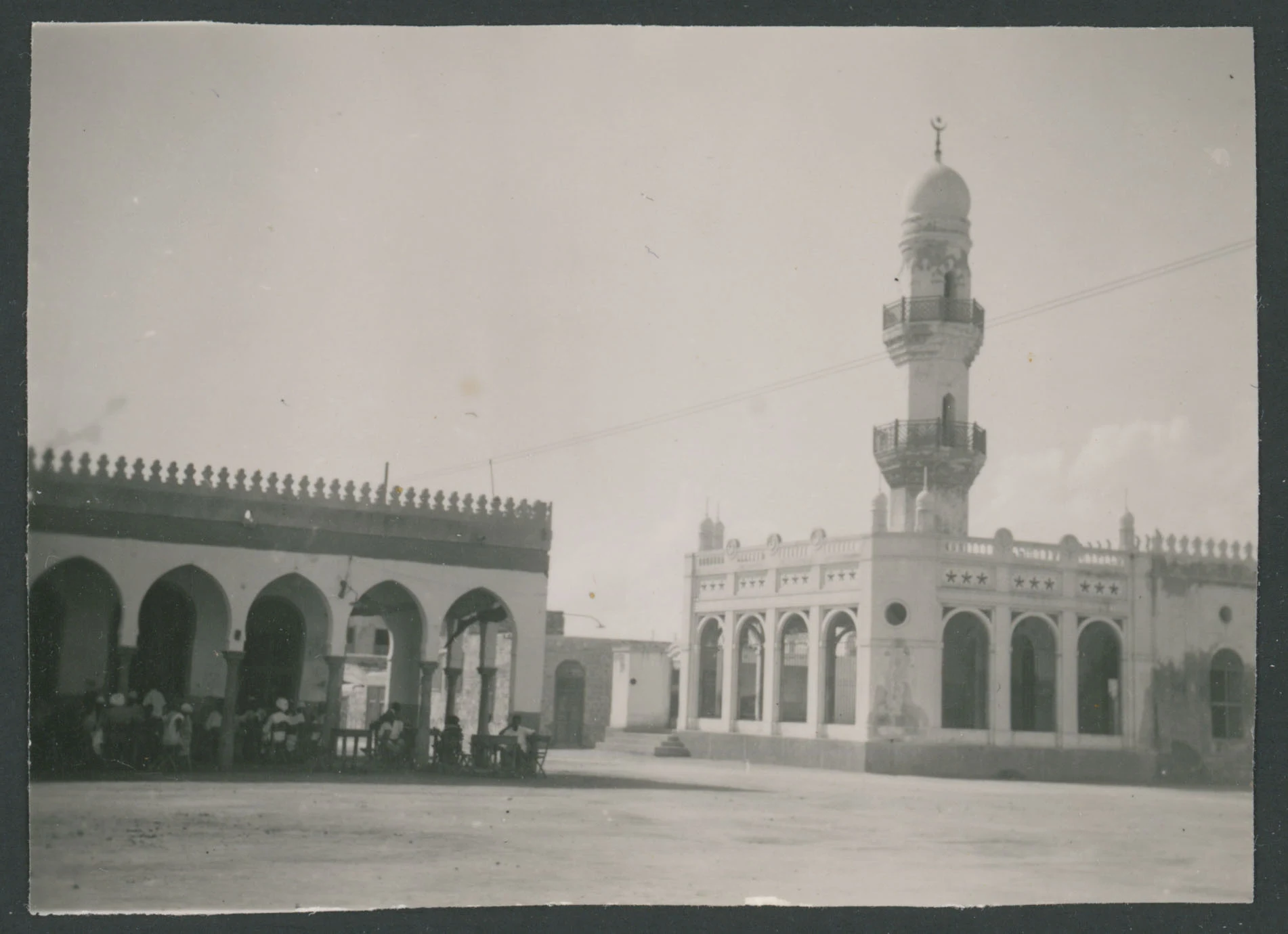 Strada cittadina con moschea e caffè a Massaua
1 provino fotografico : gelatina a sviluppo
Titolo ricavato da nota manoscritta sul verso
Nota manoscritta sul verso: Massaua
Scritta su carta fotografica sul verso: Agfa-Brovira