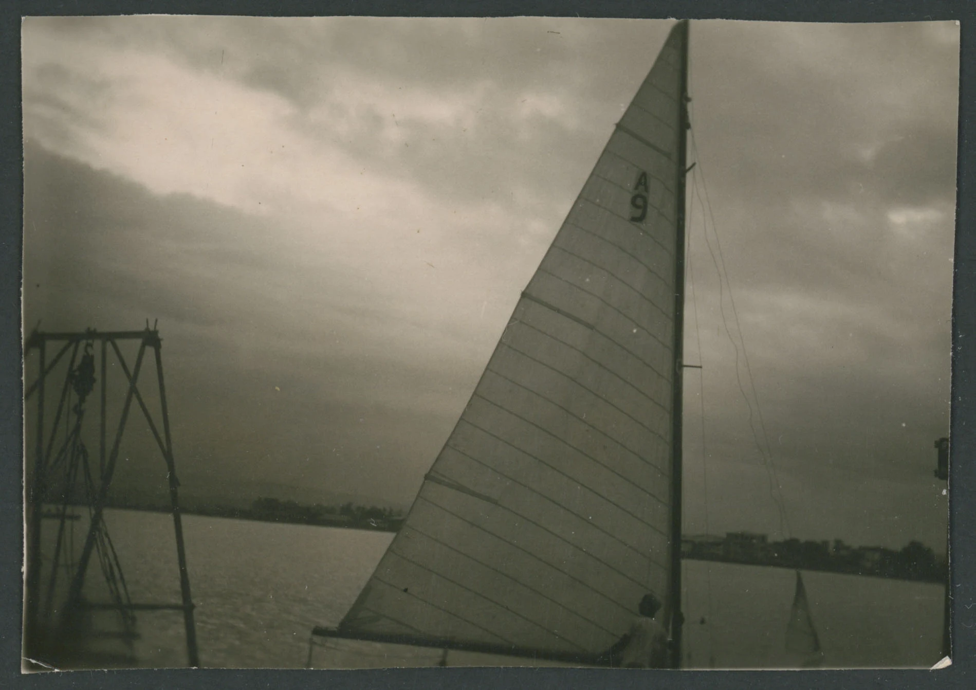 Barca a vela nel porto di Massaua in Eritrea
1 provino fotografico : gelatina a sviluppo
Titolo ricavata da nota manoscritta sul verso
Nota manoscritta sul verso: Massaua
