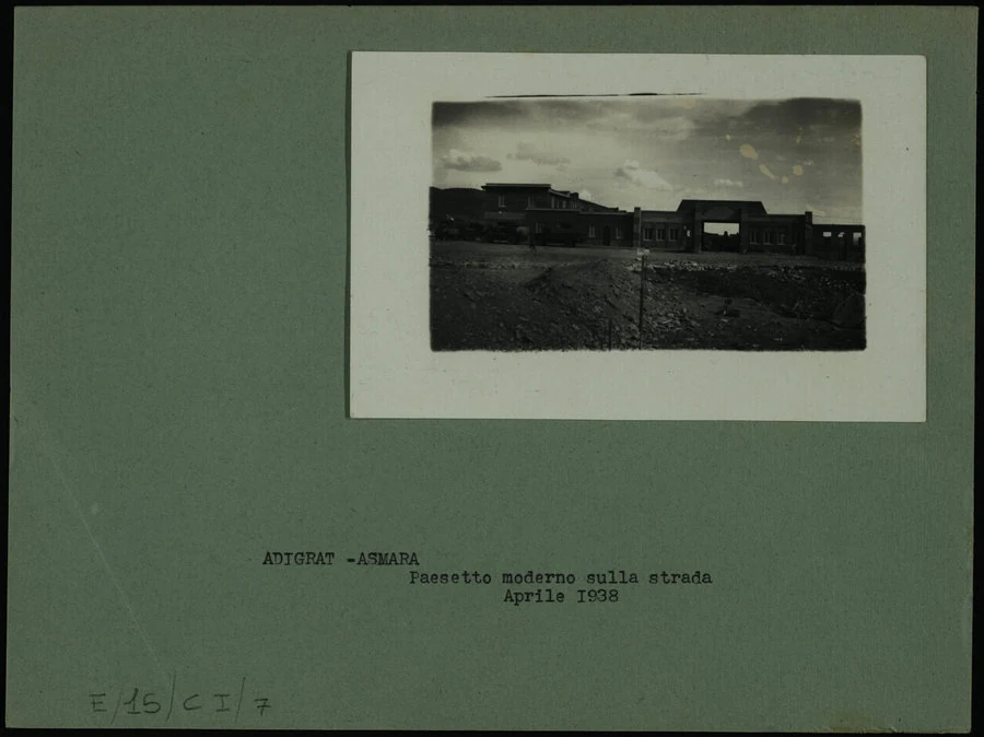 Adigrat. Nuove costruzioni e distributore di benzina. aprile 1938