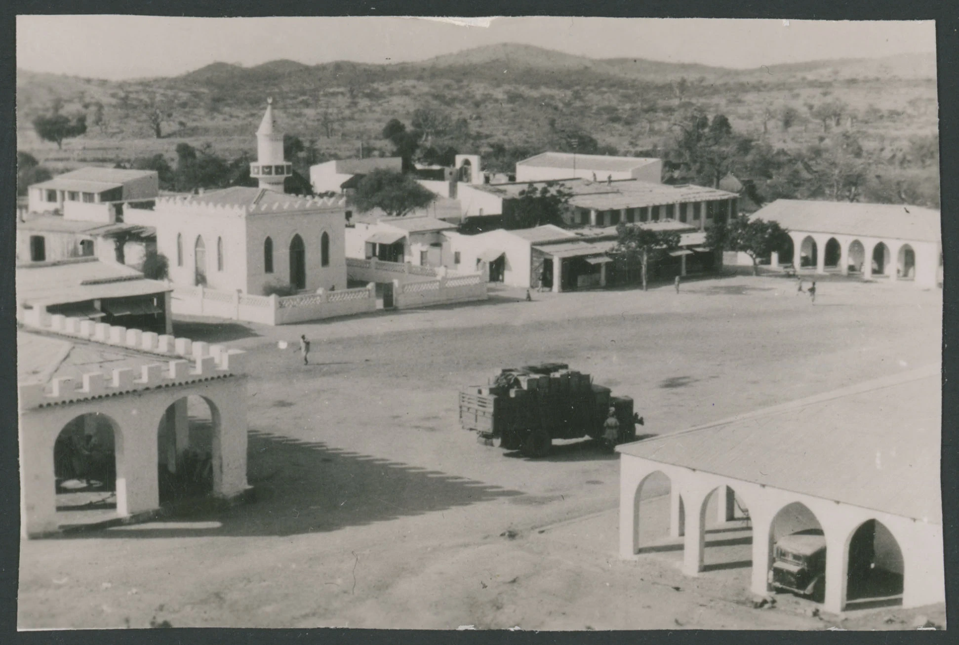Piazza di Barentù in Eritrea con moschea
1 provino fotografico : gelatina a sviluppo
Titolo ricavato da nota manoscritta sul verso
Nota manoscritte sul verso: Barentù; 020