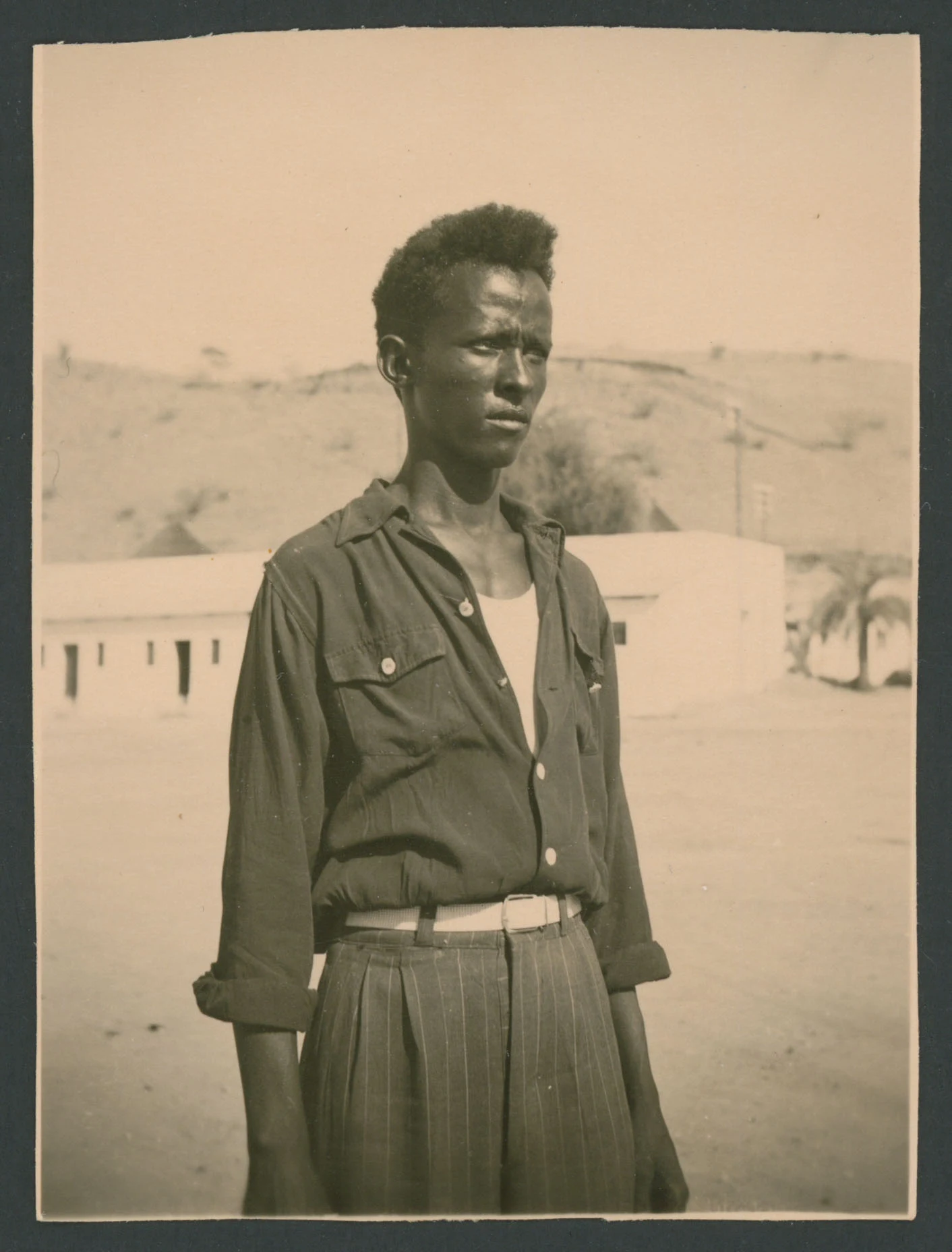 Giovane eritreo a Barentù in Eritrea
1 provino fotografico : gelatina a sviluppo
Titolo ricavato da nota manoscritta sul verso
Nota manoscritta sul verso: giovane Eritreo Barentù