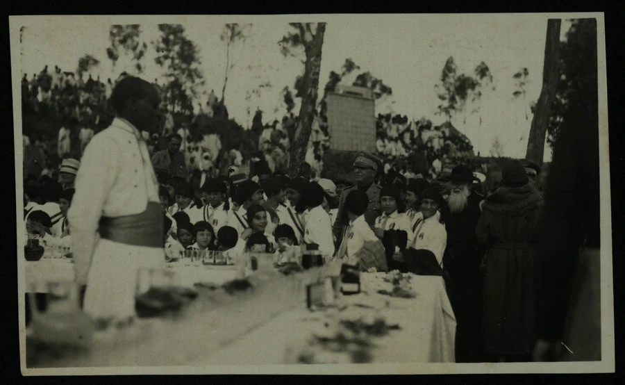 Ferrarese Gallo, Asmara. Sez. Fotografica Governo dell'Eritrea. Asmara. Piccole Italiane [sfilata). Le piccole Italiane attendono la distribuzione dei cestini per la merenda loro offerta da S.E. il Governatore nella riunione campestre delle Organizzazioni Giovanili fasciste. 1927