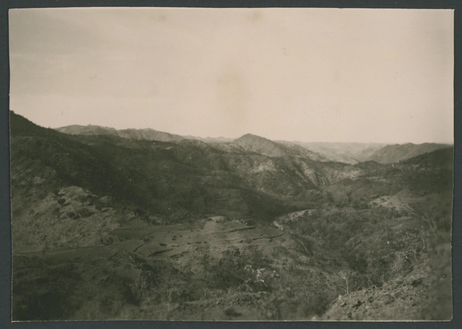 Paesaggio montano a Barentù in Eritrea
1 provino fotografico : gelatina a sviluppo
Titolo ricavato da nota manoscritta sul verso
Nota manoscritta sul verso: Barentù