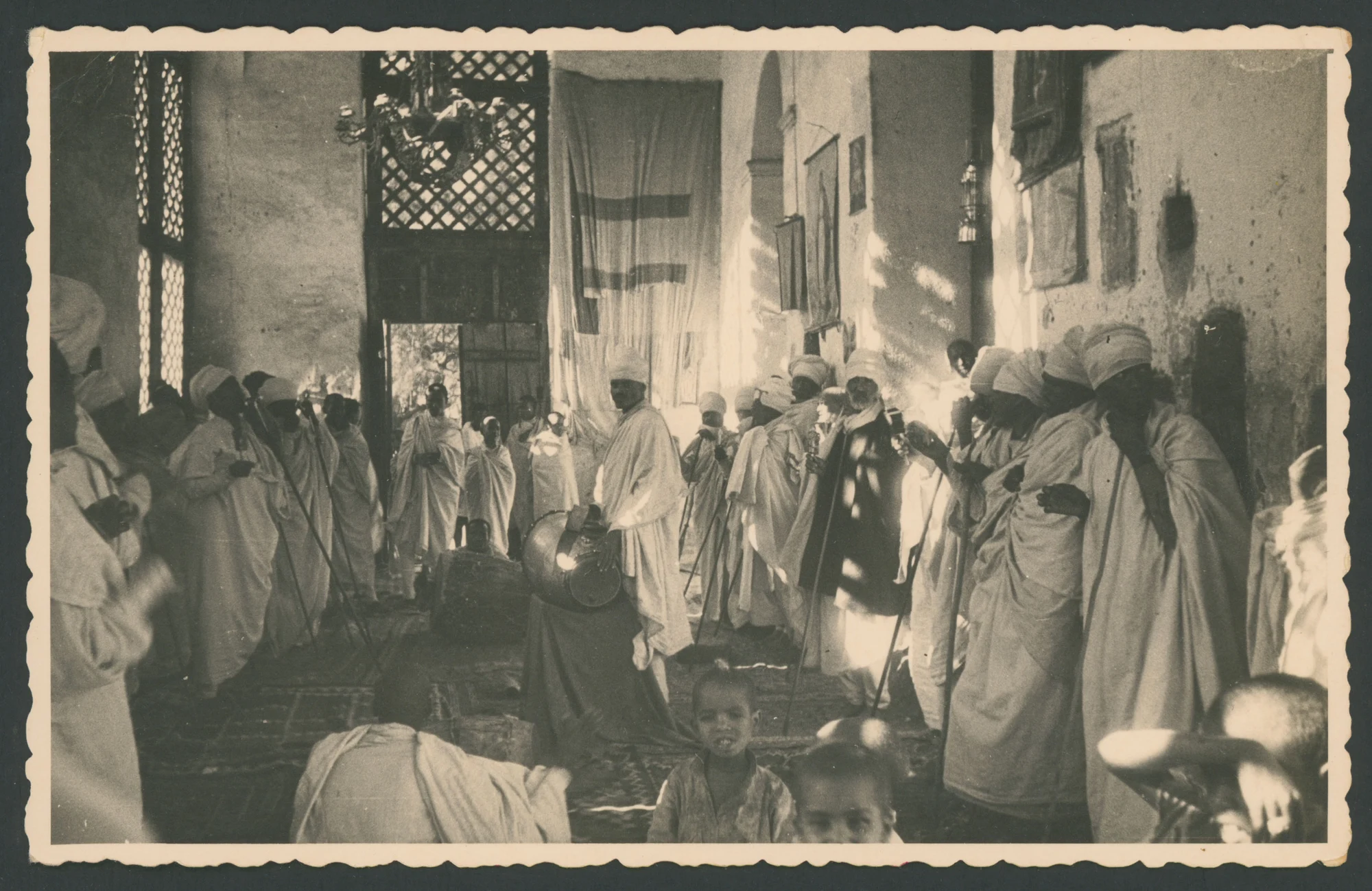 Celebrazione all'interno di un edificio in Eritrea
1 cartolina fotografica : gelatina a sviluppo
Titolo attribuito dal catalogatore
Scritta a stampa sul verso: ferrania