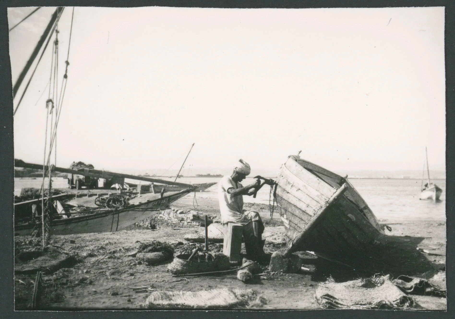 Carpentiere che ripara una barca a Massaua in Eritrea
1 provino fotografico : gelatina a sviluppo
Titolo attribuito dal catalogatore, desunto da foto 242