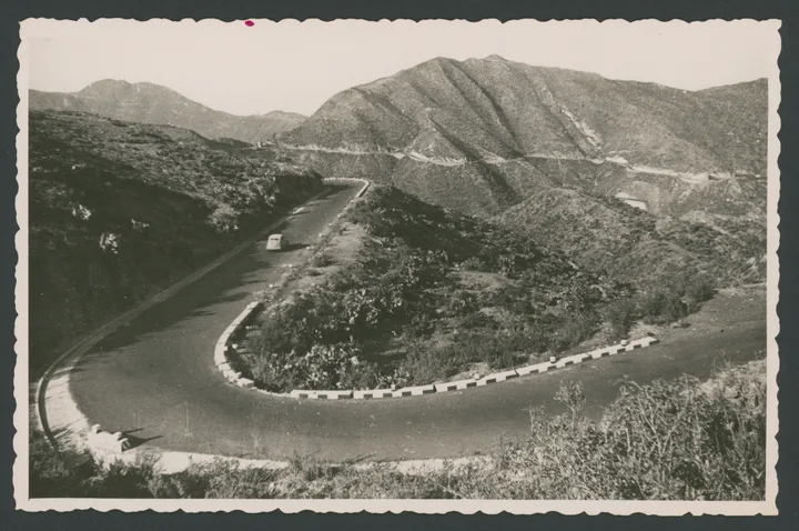 Strada di montagna Massaua - Asmara in Eritrea con un'automobile
1 cartolina fotografica : gelatina a sviluppo
Titolo ricavato da timbro sul verso
Timbri sul verso: Edizioni Foto Lusvardi asmara Ripsoduzione [i.e. riproduzione] vietata; Eritrea - Strada Massaua - Asmara
