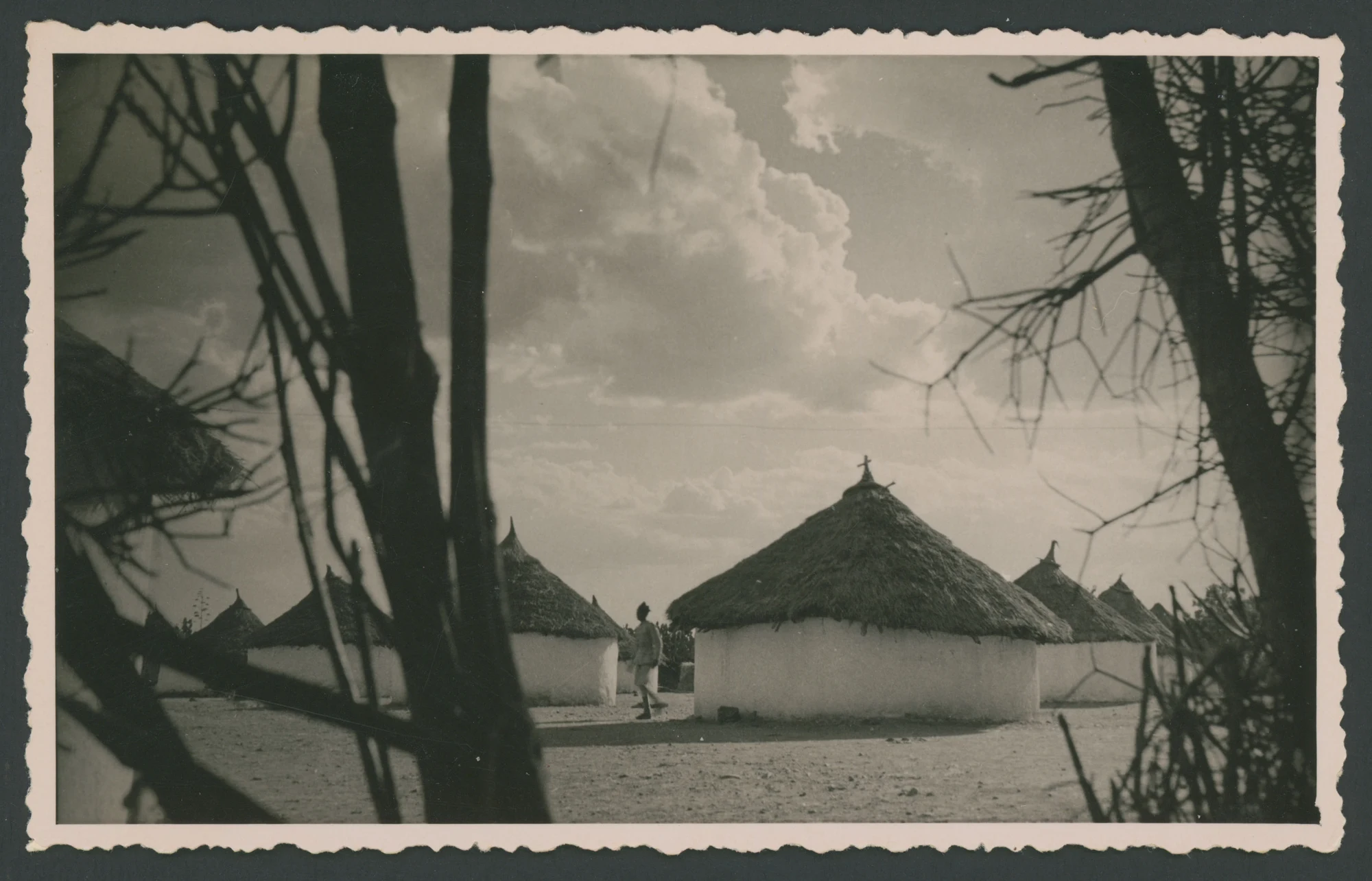Villaggio con tucul in Eritrea
1 fotografia : gelatina a sviluppo
Titolo attribuito da catalogatore
Timbro sul verso: Foto-Fiorentini-Massaua