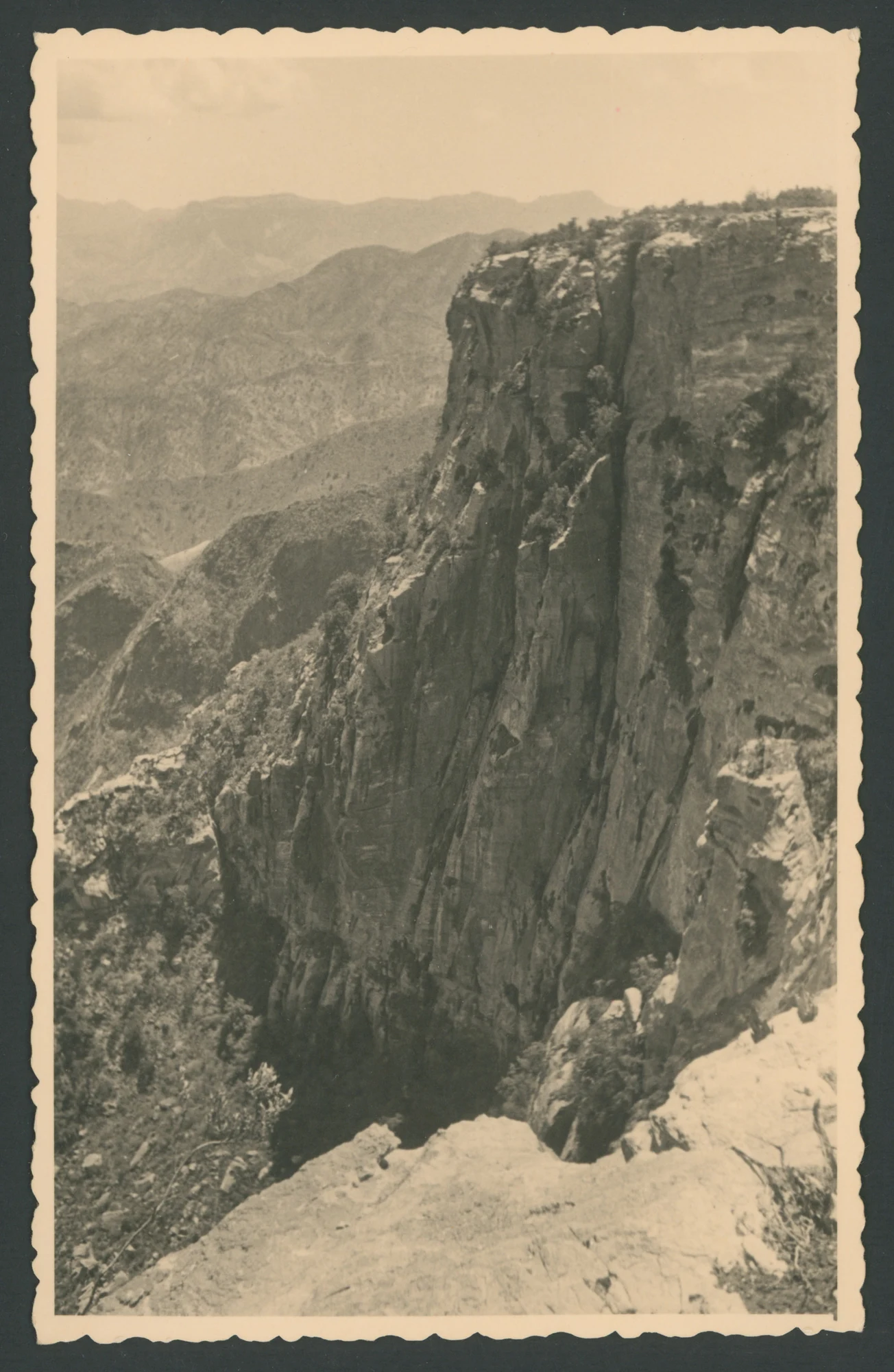 Paesaggio montano in Eritrea
1 cartolina fotografica : gelatina a sviluppo
Titolo attribuito dal catalogatore
Scritta a stampa sul verso: ferrania