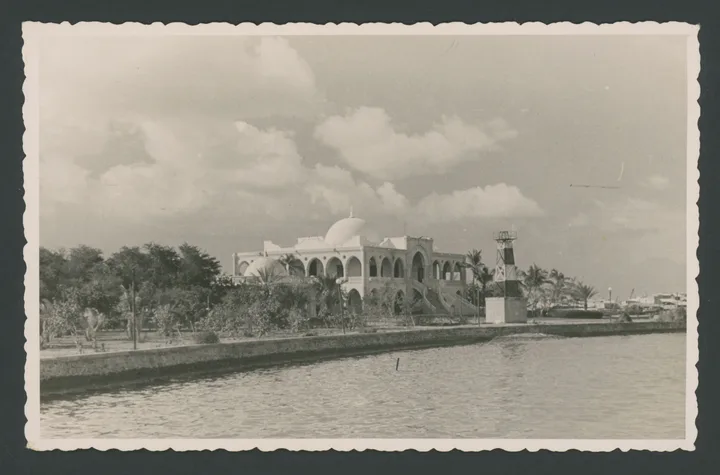 Palazzo governatoriale di Massaua in Eritrea
1 cartolina fotografica : gelatina a sviluppo
Titolo ricavato da timbro sul verso
Timbri sul verso: Edizioni Foto Lusvardi Asmara Ripsoduzione [i.e. riproduzione] vietata; Massaua - (Eritrea)
Nota manoscritta sul verso: 13