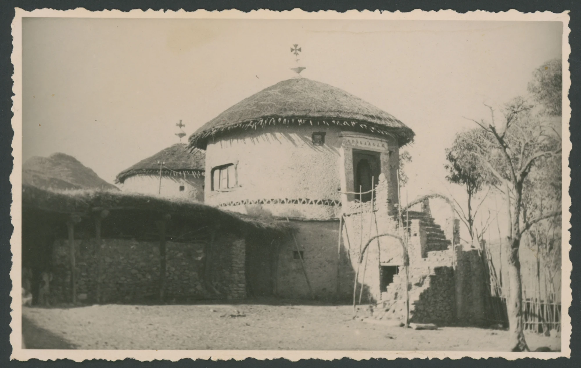 Ghebì (insieme delle costruzioni, circondate da uno o più recinti, o cinte, costituenti la residenza di un notabile, di un’autorità, e specialmente del re) in Eritrea
1 fotografia : gelatina a sviluppo
Titolo ricavato da nota manoscritta sul verso
Nota manoscritta sul verso: "Ghebi di Ras in Arresa (Adi Ugri)"
Timbro sul verso: Foto-Fiorentini-Massaua
