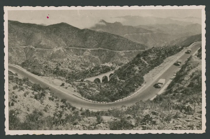 Strada di montagna Massaua-Asmara in Eritrea con camion
1 cartolina fotografica : gelatina a sviluppo
Titolo ricavato da timbro sul verso
Timbri sul verso: Edizioni Foto Lusvardi Asmara Ripsoduzione  [i.e. riproduzione] vietata"; Eritrea - Strada Massaua - Asmara