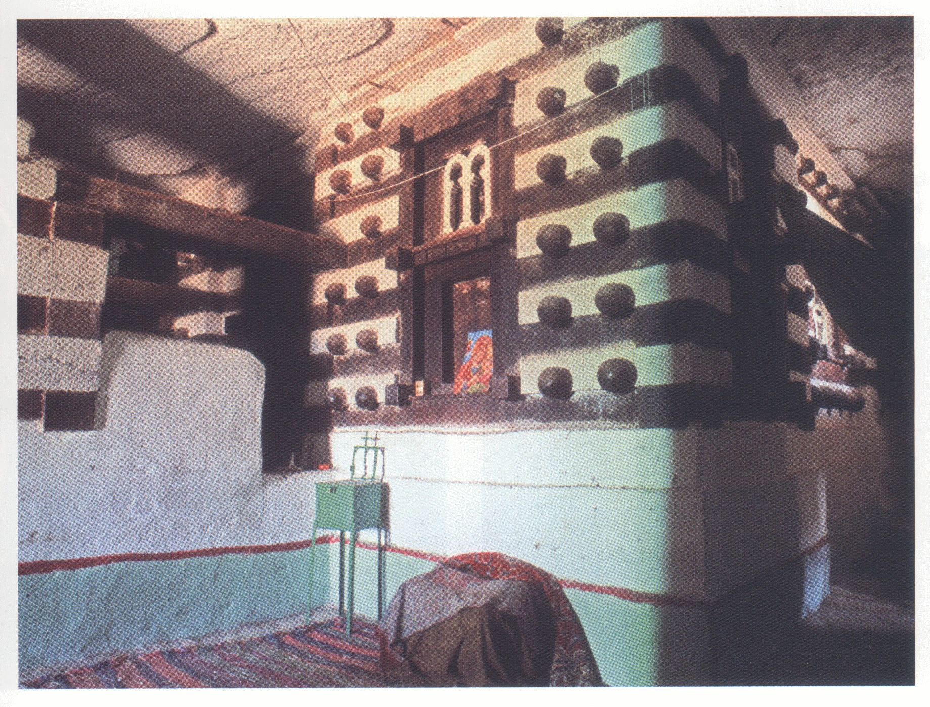 89 Mika’el Debra Selam, exterior of the inner church, viewed from the southeast, 2006. The ‘porch’ is visible on the left.