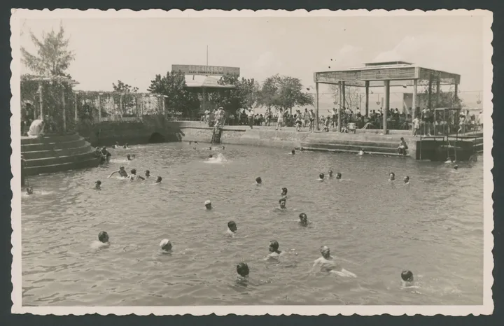 Lido di Massaua  in Eritrea
1 cartolina fotografica : gelatina a sviluppo 
Titolo ricavato da timbro sul verso
Timbri sul verso: Edizioni Foto Lusvardi Asmara Ripsoduzione [i.e. riproduzione] vietata; Massaua - (Eritrea)
Nota manoscritta sul verso: 52