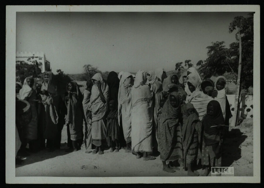 Luce. Sulle strade da Asmara a Logorò. Donne tigrine che acclamano il Viceré. [1937)