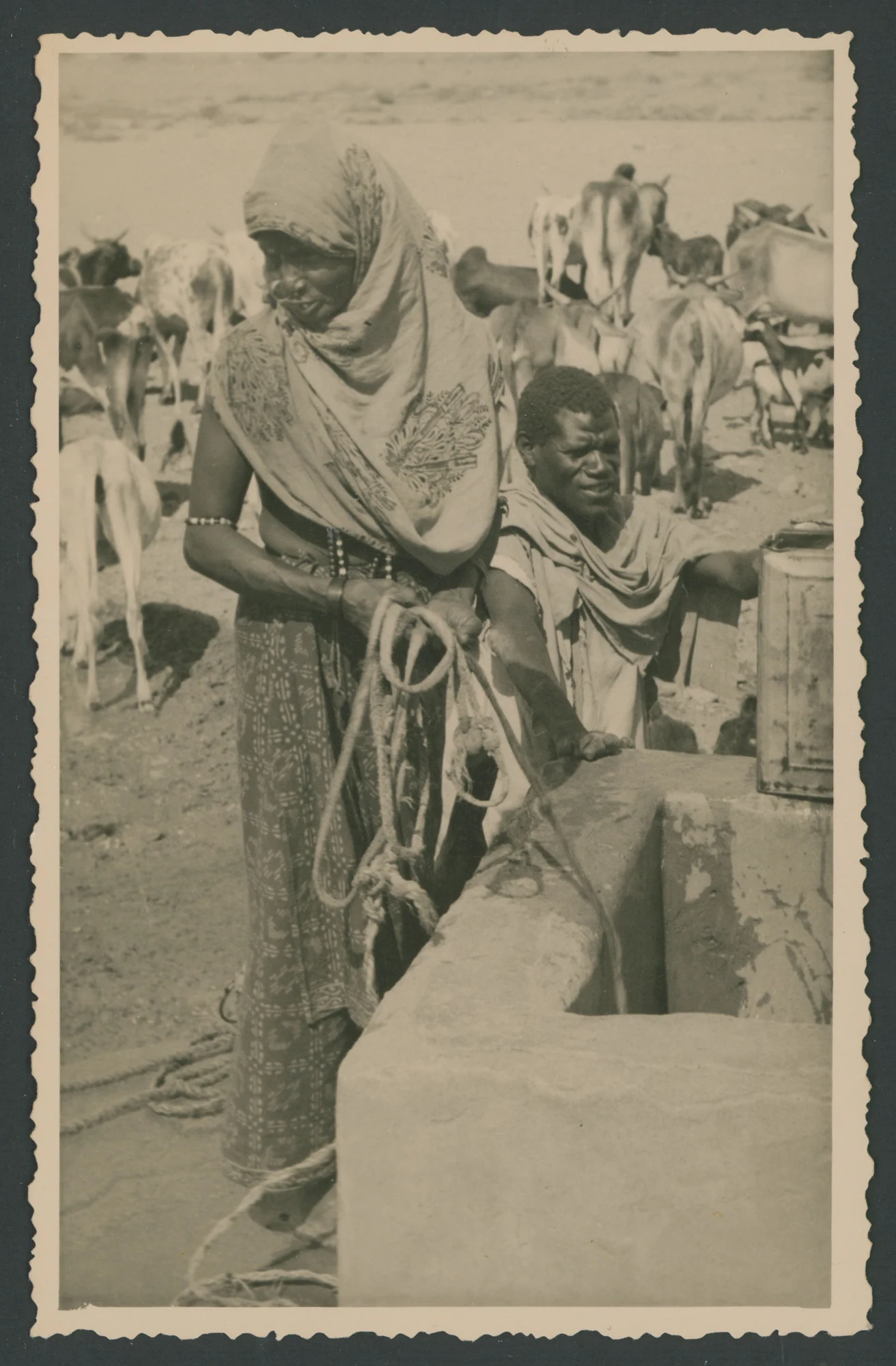 Un uomo e una donna attingono acqua da un pozzo in Eritrea
1 fotografia : gelatina a sviluppo
Titolo attribuito dal catalogatore
Timbro sul verso: Foto Fiorentini Massaua
