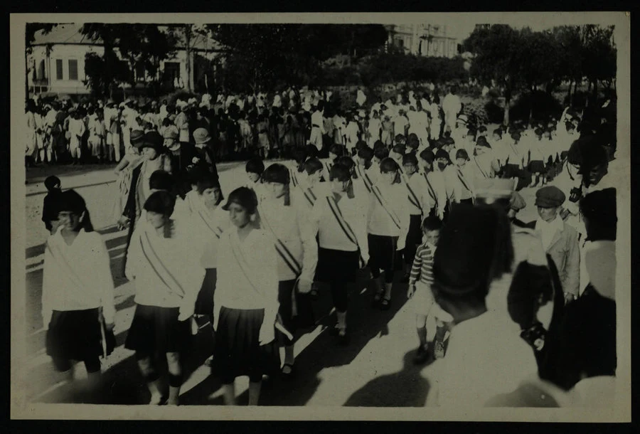 Ferrarese Gallo, Asmara. Sez. Fotografica Governo dell'Eritrea. Asmara. Piccole Italiane [sfilata). Le piccole Italiane attendono la distribuzione dei cestini per la merenda loro offerta da S.E. il Governatore nella riunione campestre delle Organizzazioni Giovanili fasciste. 1927