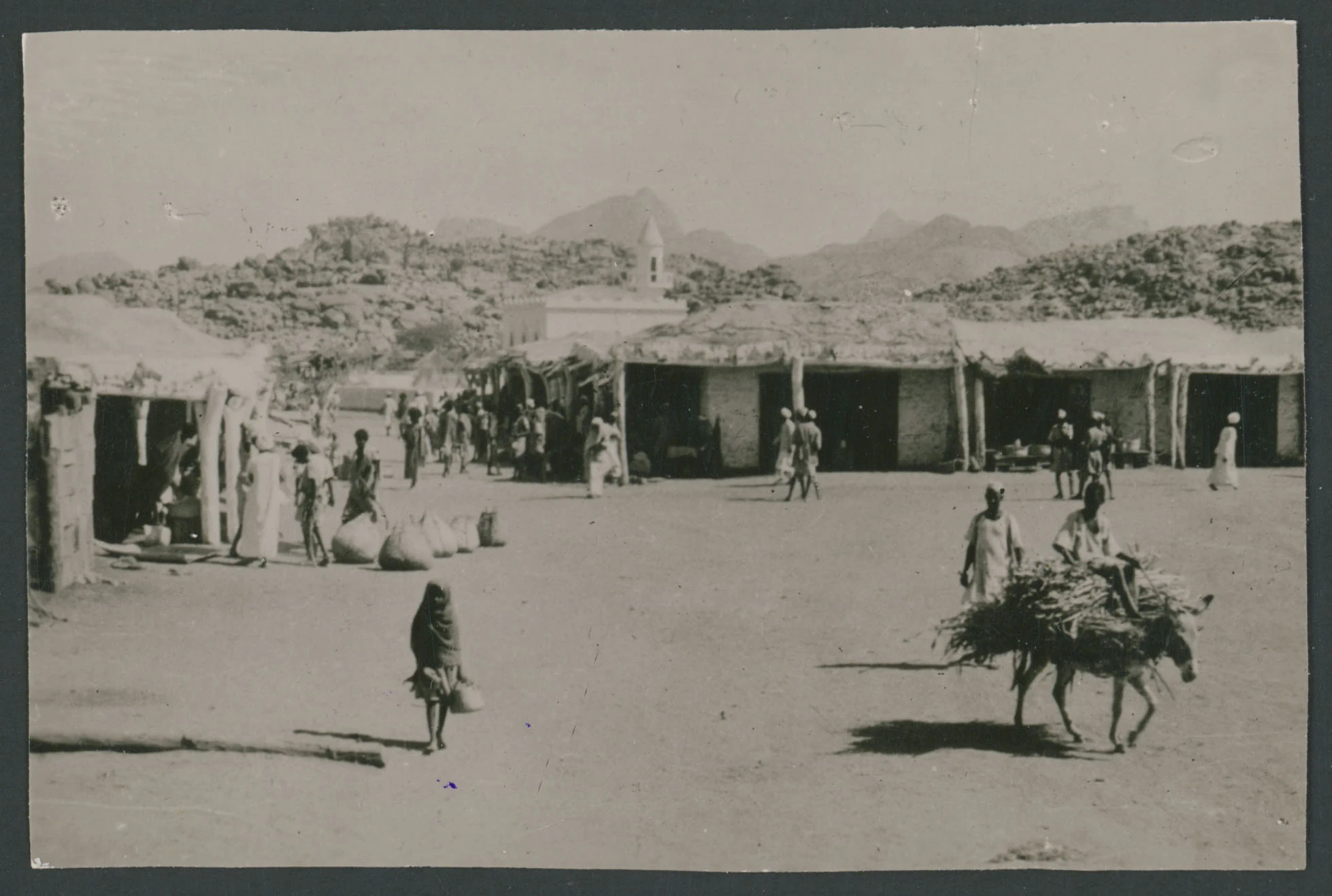Mercato con moschea sullo sfondo a Tessenei in Eritrea
1 provino fotografico : gelatina a sviluppo
Titolo ricavato da nota manoscritta sul verso
Nota manoscritta sul verso: Tessenei; 048
Scritta su carta fotografica sul verso: Velox