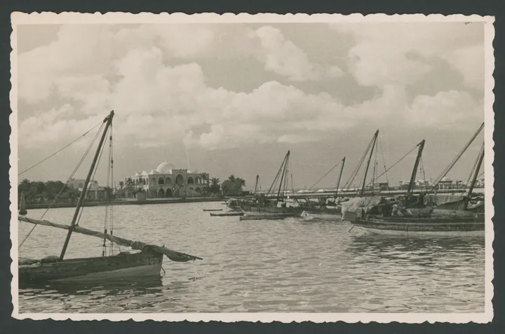 Porto di Massaua in Eritrea con il palazzo governatoriale sullo sfondo
1 cartolina fotografica : gelatina a sviluppo
Titolo ricavato da timbro sul verso
Timbri sul verso: Edizioni Foto Lusvardi Asmara Ripsoduzione [i.e. riproduzione] vietata; Massaua - (Eritrea)
Nota manoscritta sul verso: 15