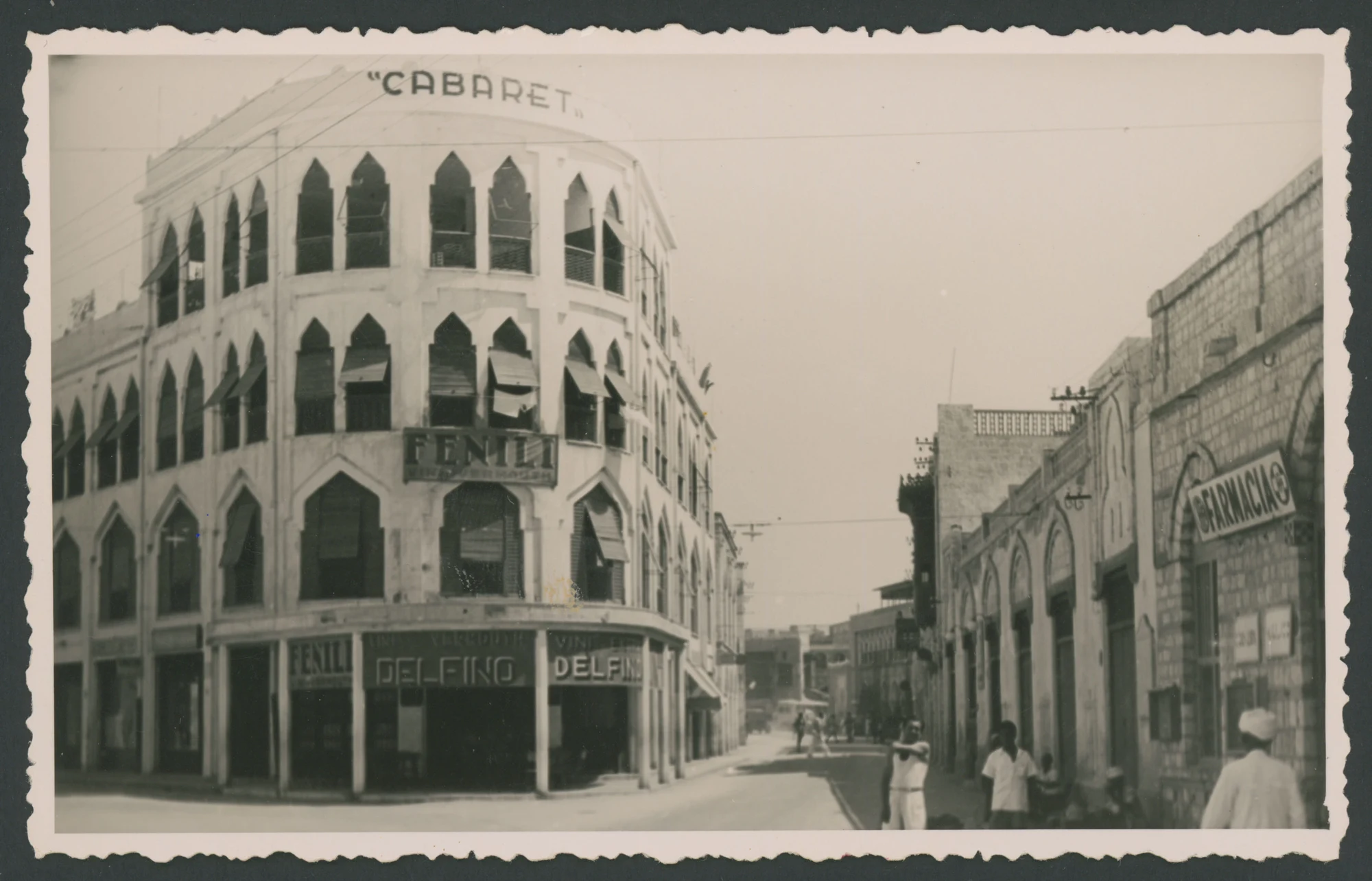 Edificio con scritta Cabaret a Massaua
1 fotografia : gelatina a sviluppo
Titolo attribuito dal catalogatore
Timbro sul verso: Foto Fiorentini Massaua