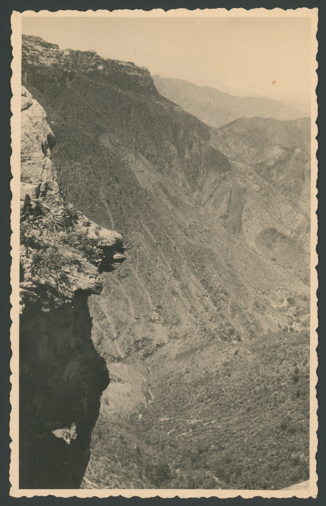 Paesaggio montano in Eritrea
1 cartolina fotografica : gelatina a sviluppo
Titolo attribuito dal catalogatore
Scritta a stampa sul verso: ferrania
Nota manoscritta sul verso: 37