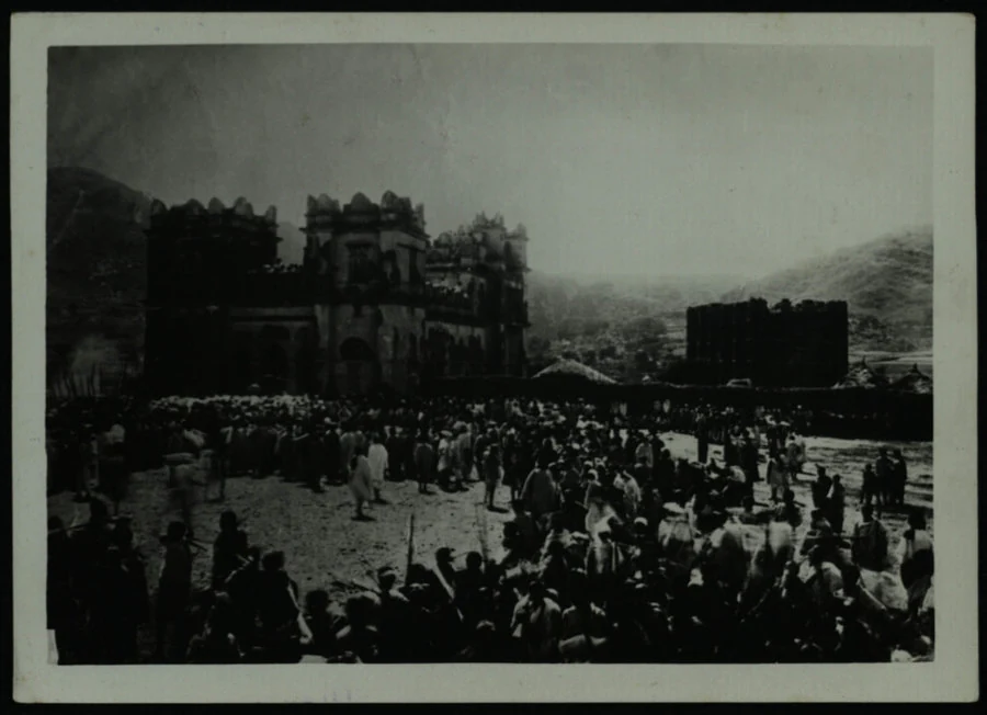 Gli ascari d'Italia entrano nel palazzo di Negus Giovanni a Macallè per la festa del Mascal (27 sett. 1895)
