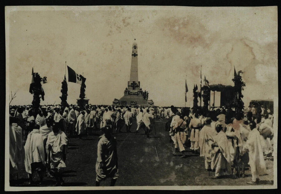 Pressi di Adì Qualà (Dahrò Conaad. Monumenlo-Ossario ai caduti di Adua 1896 e gruppo di decorati al valore)