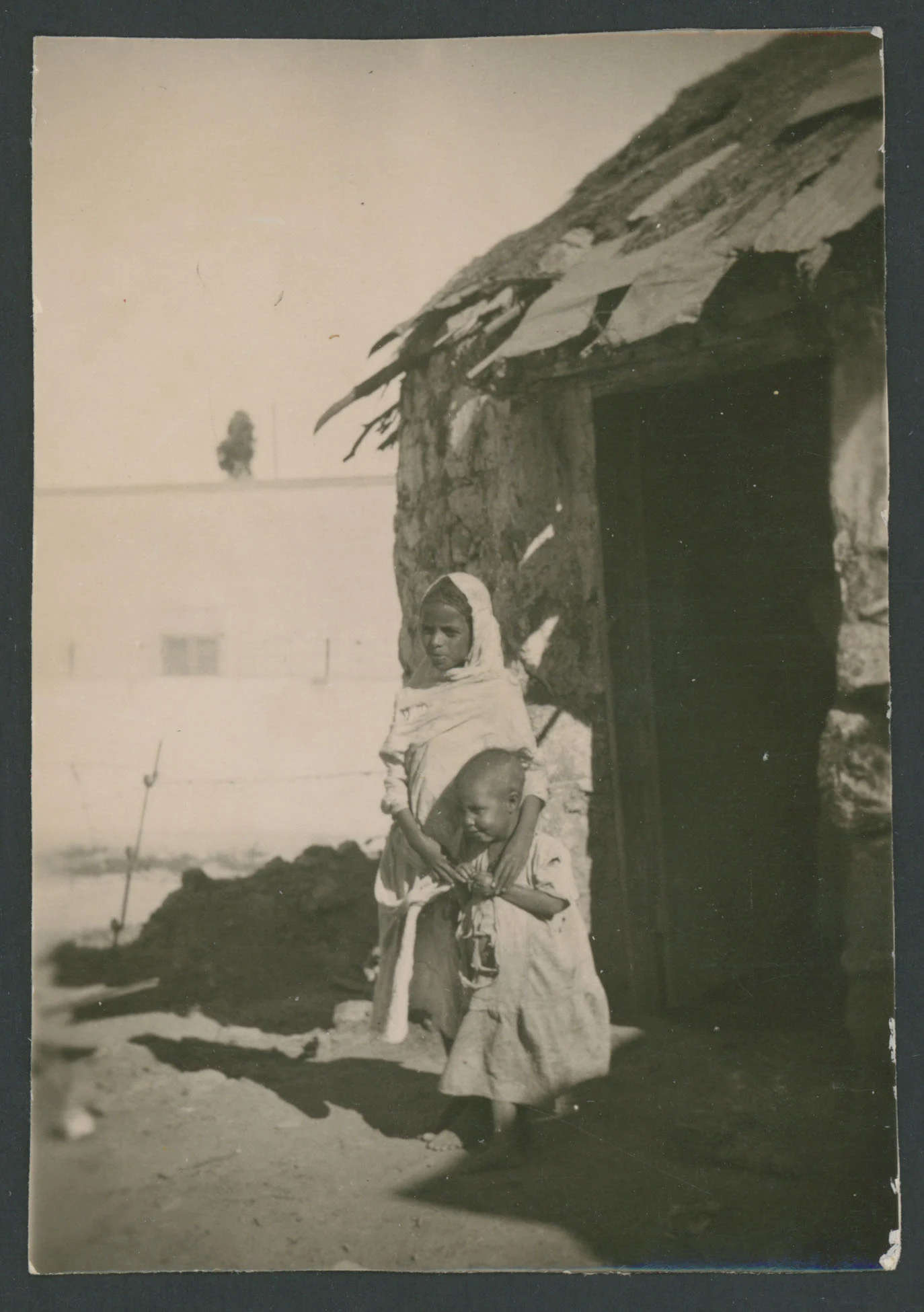 Bambini davanti ad una capanna ad Asmara in Eritrea
1 provino fotografico : gelatina a sviluppo
Titolo ricavato da nota manoscritta sul verso
Nota manoscritta sul verso: Asmara
